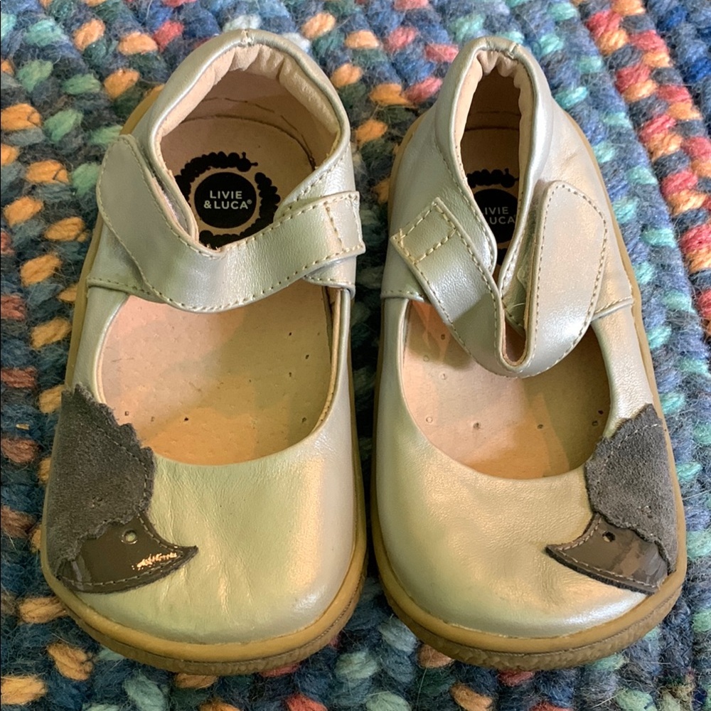 Livie & Luca Silver and Gray Hedgehog Shoes Size 8